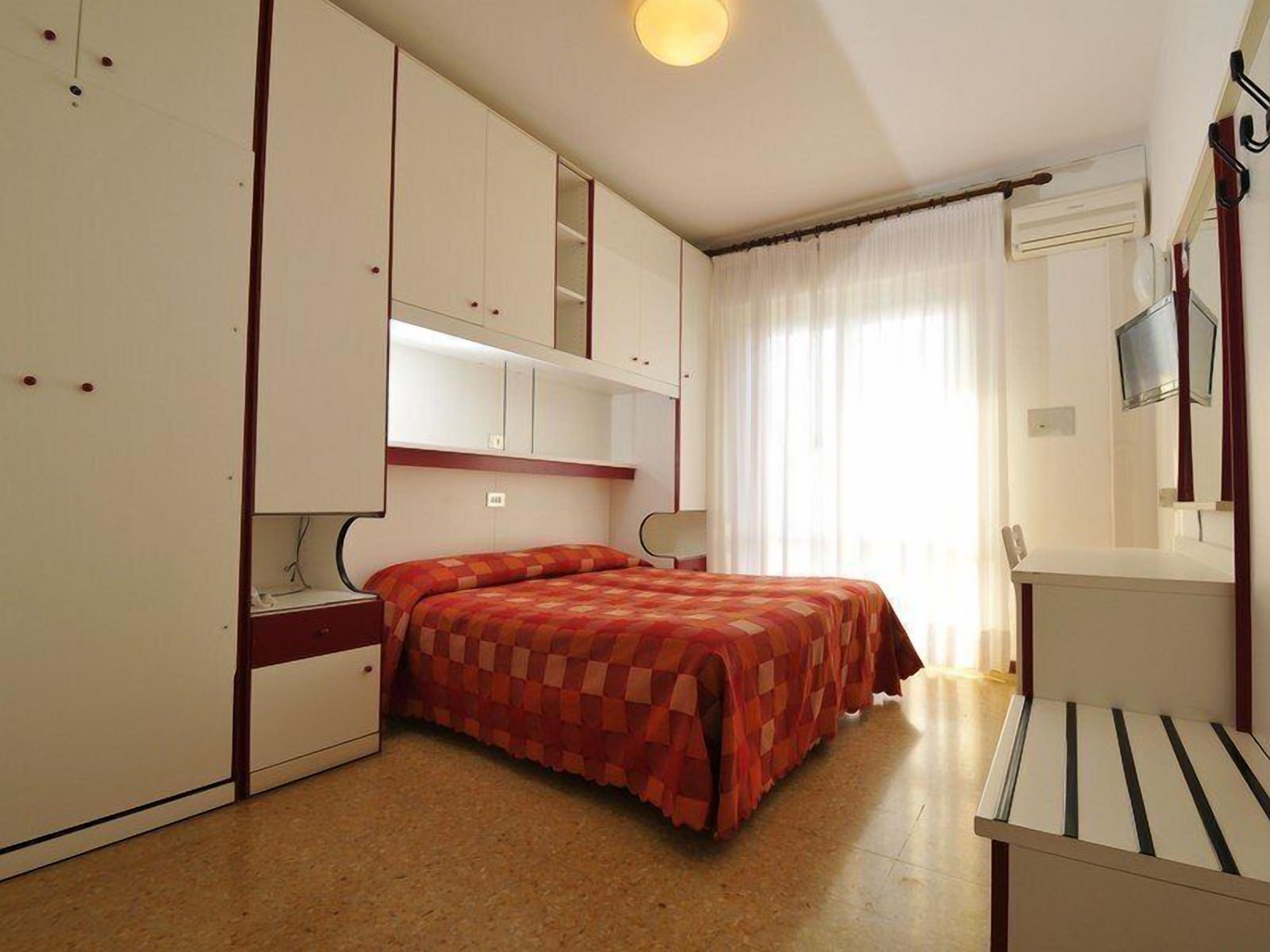 in-room safe, desk, free wifi