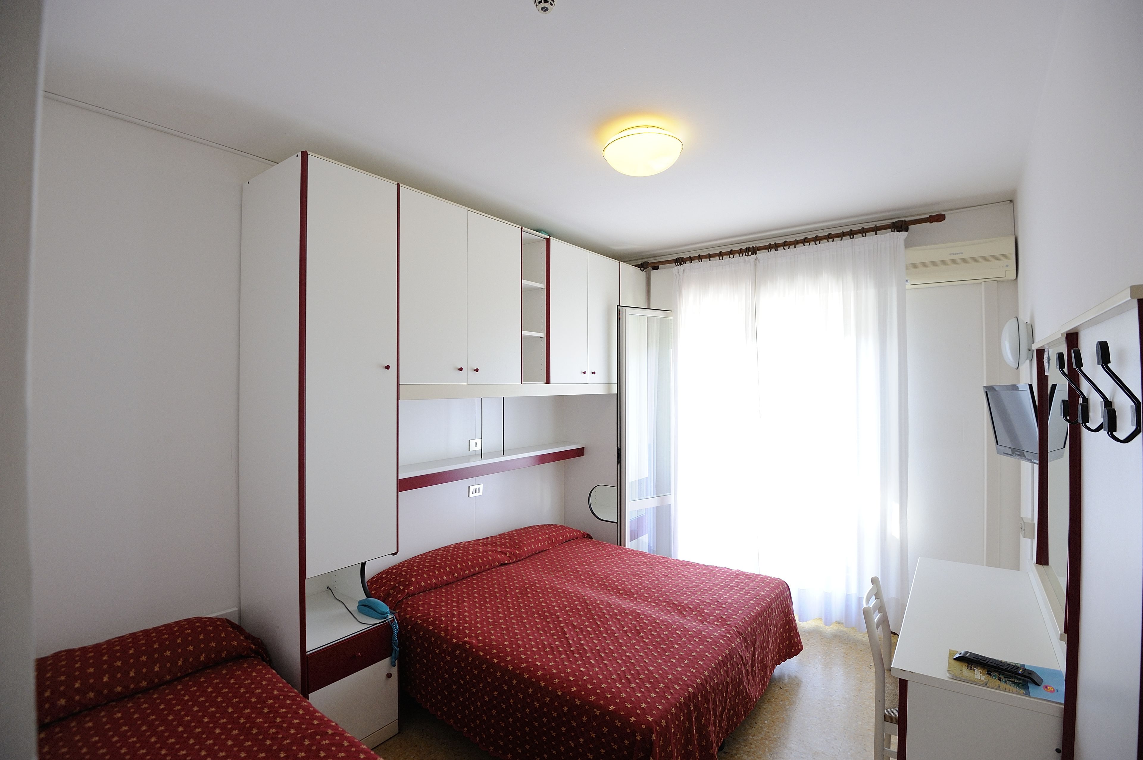 in-room safe, desk, free wifi