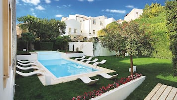 Sesongbasert utendørsbasseng og solsenger