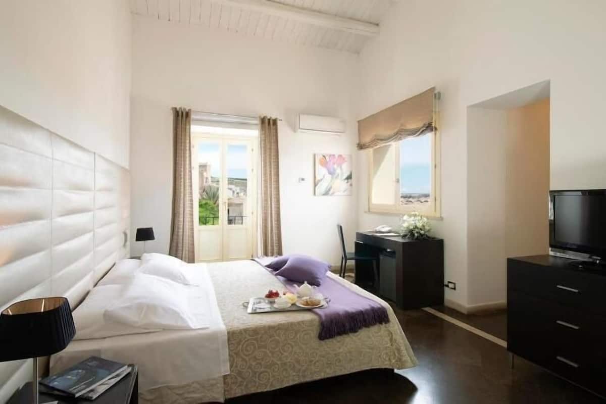 Minibar, in-room safe, individually furnished, iron/ironing board