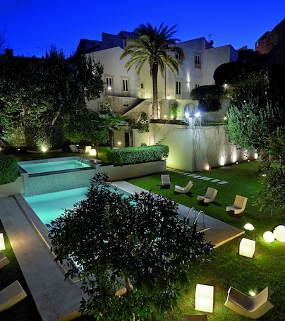 Seasonal outdoor pool, sun loungers