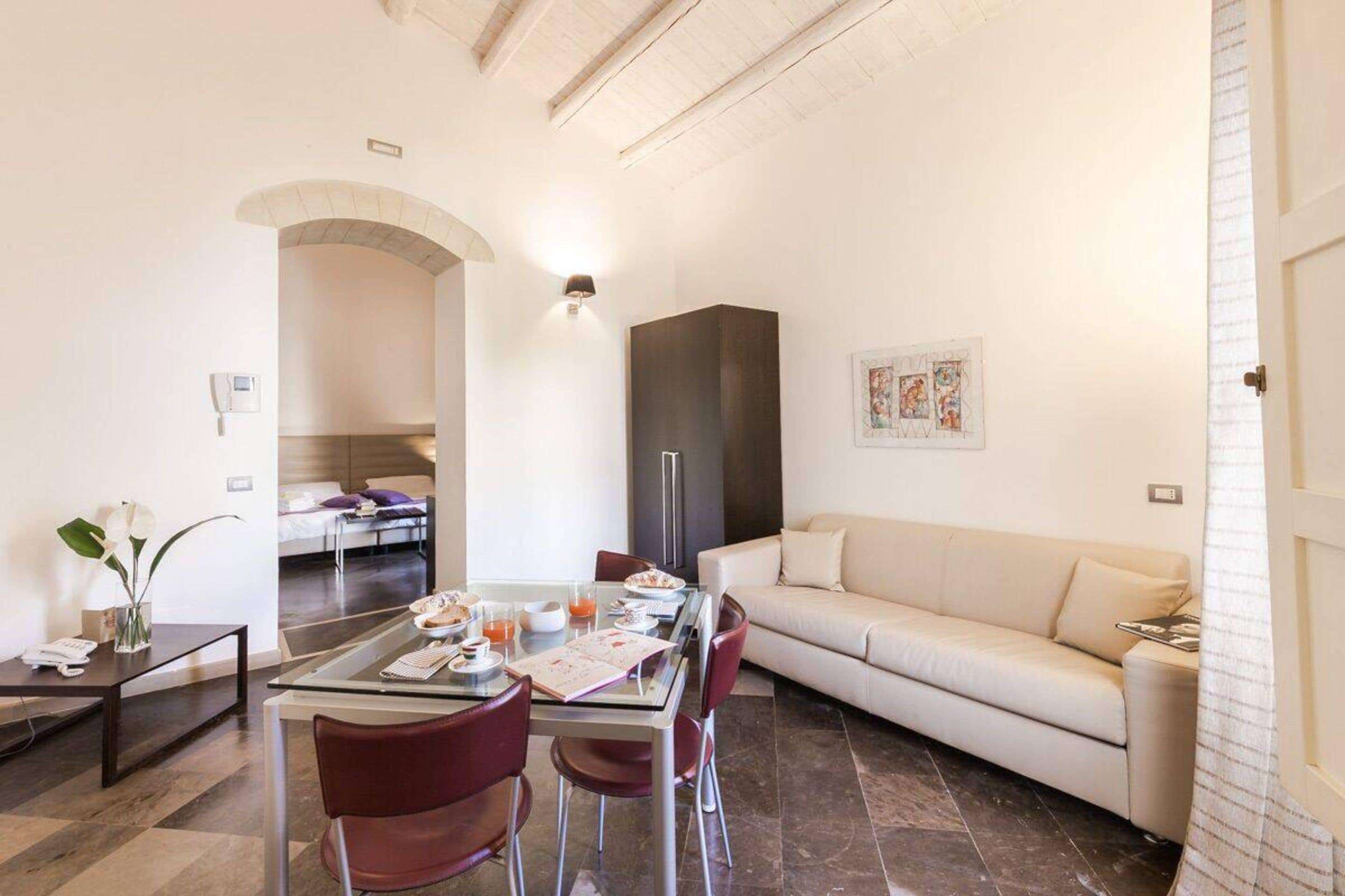 Minibar, caja de seguridad en la habitación y muebles diferentes 