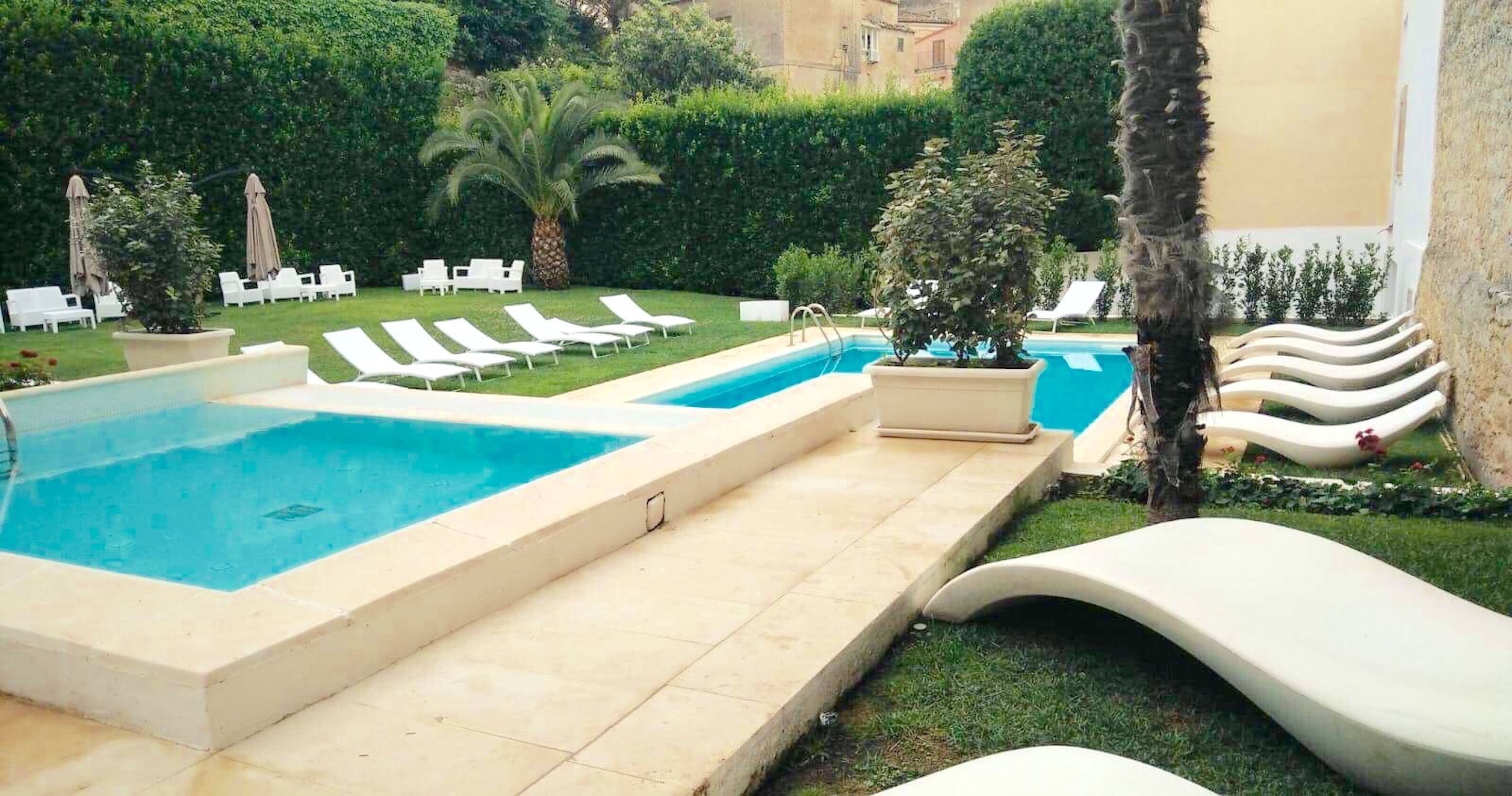 seasonal outdoor pool, pool loungers