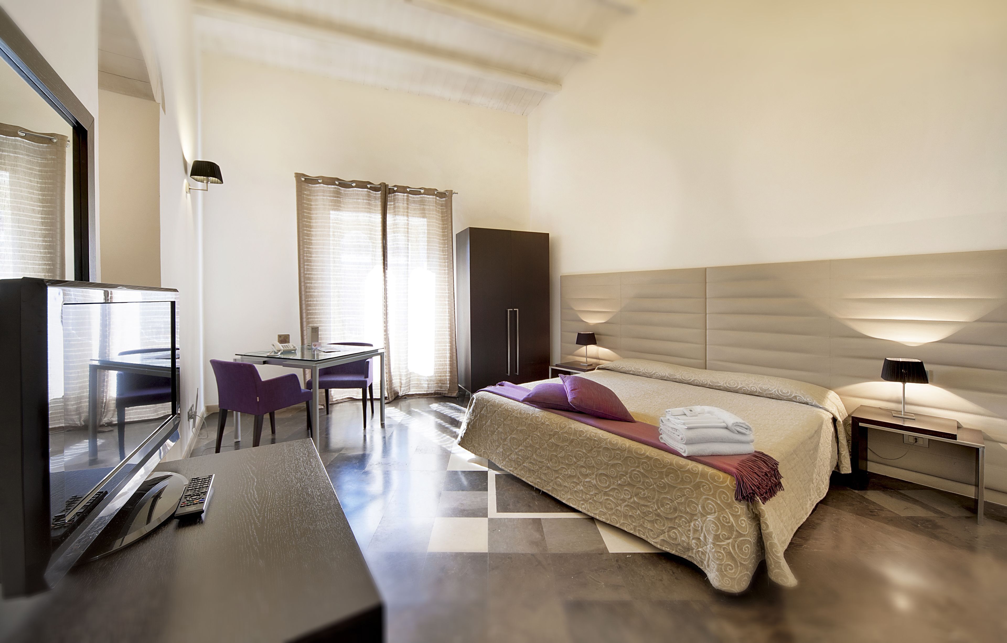 Minibar, coffres-forts dans les chambres, ameublement personnalisé