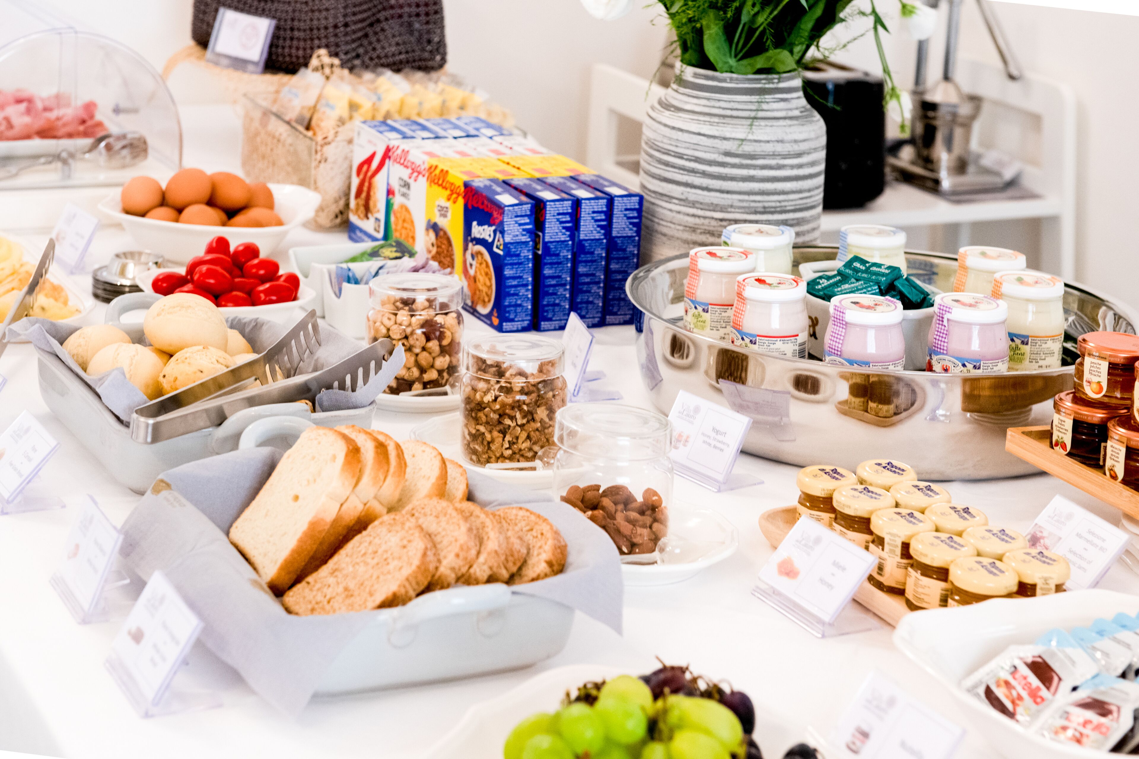 Un bufé de desayuno con diversas opciones de comida y bebidas.