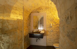 Douche, douche à « effet pluie », articles de toilette gratuits