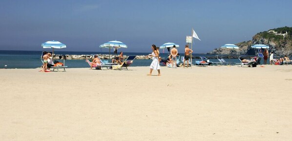 بالقرب من الشاطئ، رمال بيضاء، 4 من البارات على الشاطئ