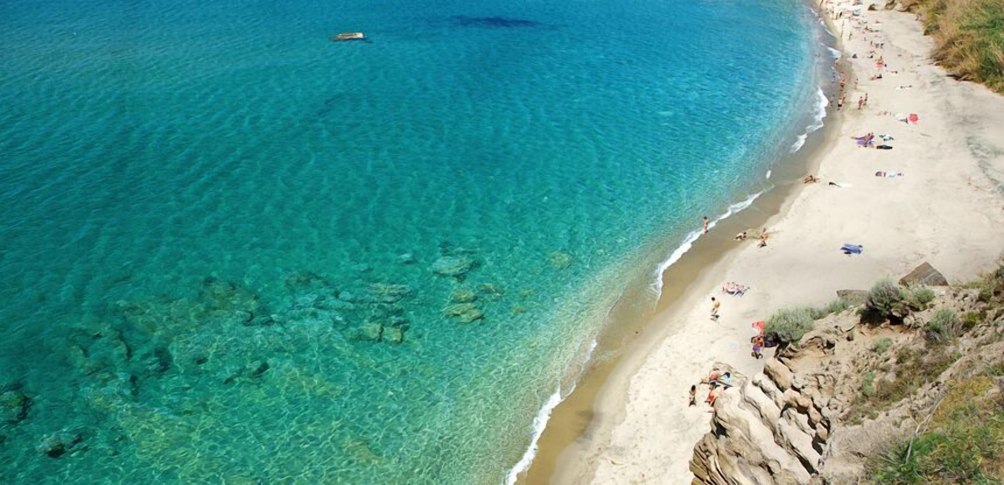 Beach nearby, white sand, 4 beach bars