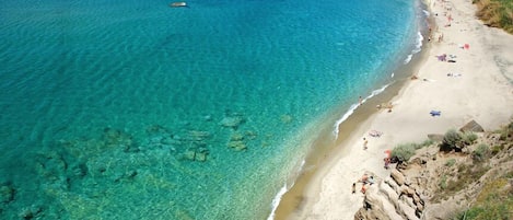 Beach nearby, white sand, 4 beach bars