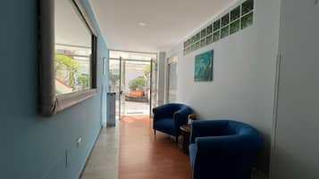 Área de estar no saguão
