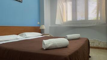 Quarto casal econômico | Roupas de cama premium, camas Select Comfort, cofres nos quartos