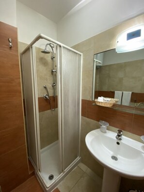 Douche, articles de toilette gratuits, sèche-cheveux