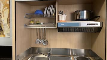 Quarto família | Cozinha americana privada | Geladeira, cooktop, talheres/pratos/utensílios de cozinha