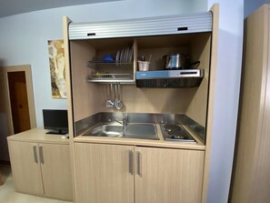Quarto casal ou duplo standard | Cozinha privada | Geladeira, cooktop, talheres/pratos/utensílios de cozinha