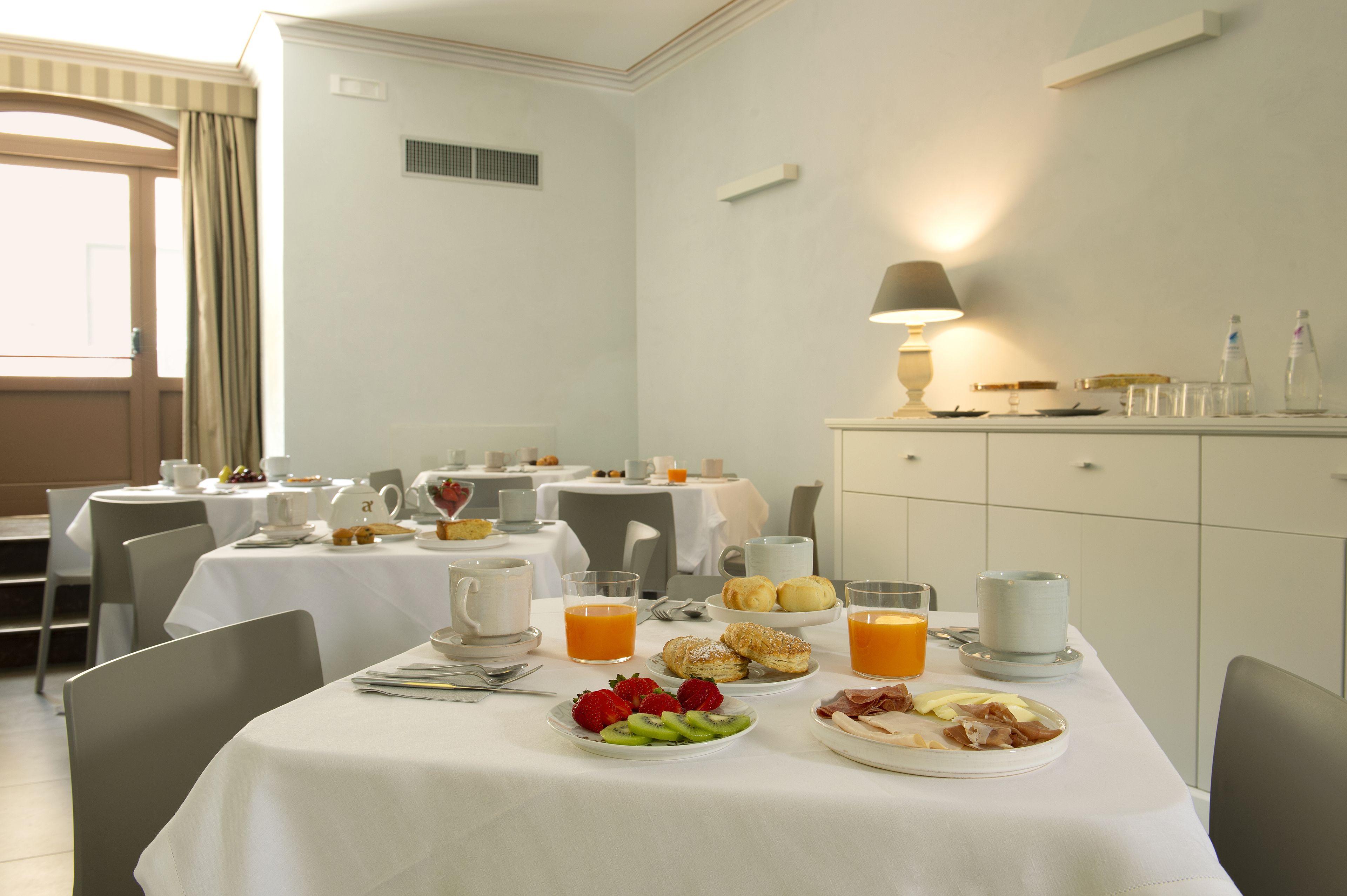 Desayuno buffet (EUR 15 por persona) 