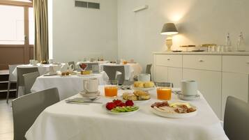 Desayuno buffet (EUR 15 por persona)