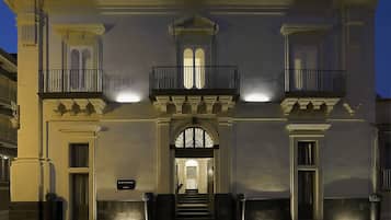 Fassade der Unterkunft – Abend/Nacht