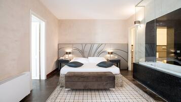 Quadrupla familiare | Una cassaforte in camera, una scrivania, tende oscuranti