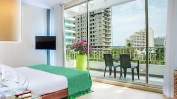 Habitación doble, balcón | Ropa de cama de alta calidad y caja de seguridad en la habitación