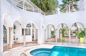 3 piscinas al aire libre, sombrillas, sillones reclinables de piscina