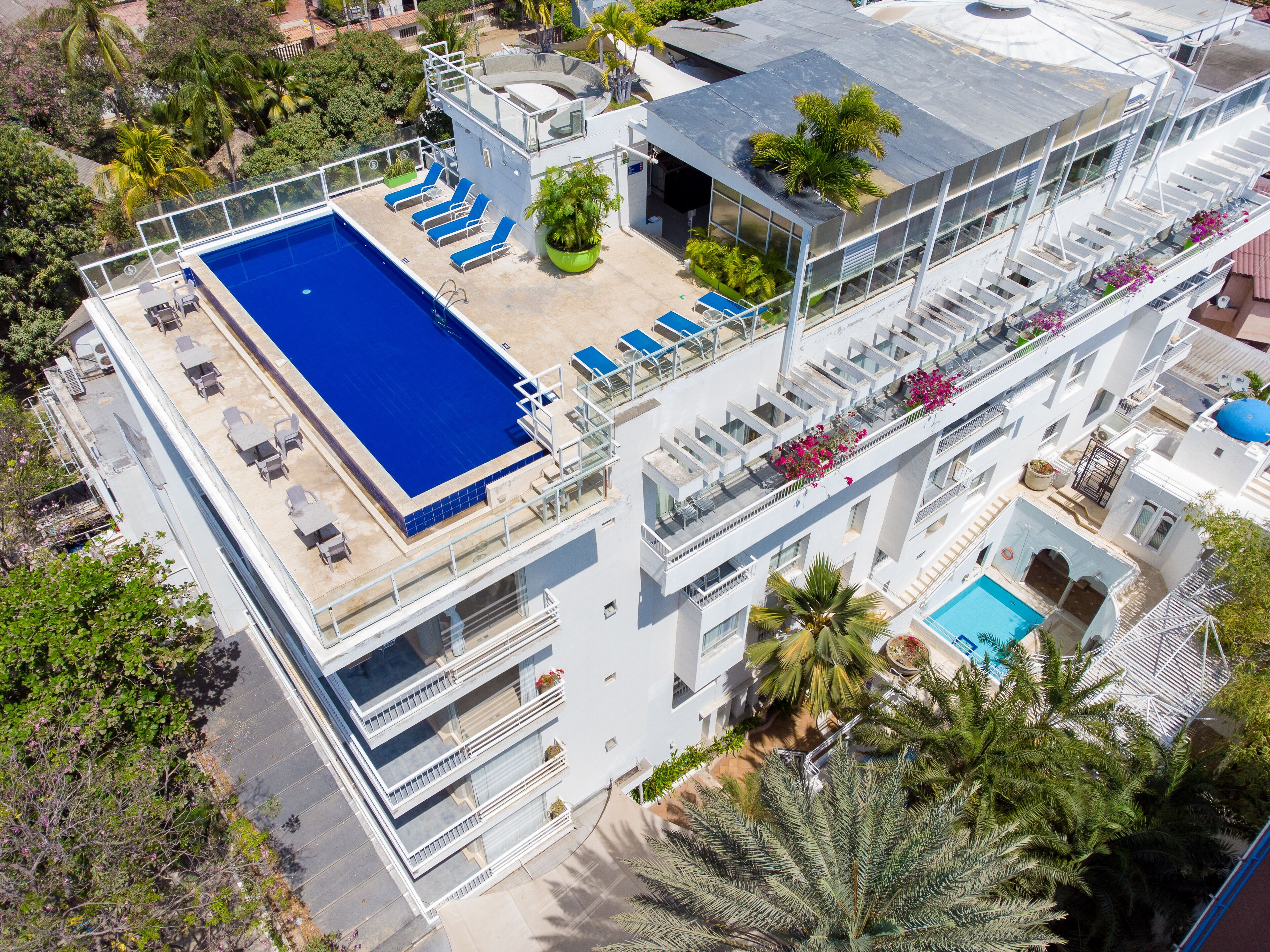 3 albercas al aire libre, sombrillas en la alberca y camastros 