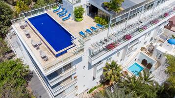 3 albercas al aire libre, sombrillas en la alberca y camastros