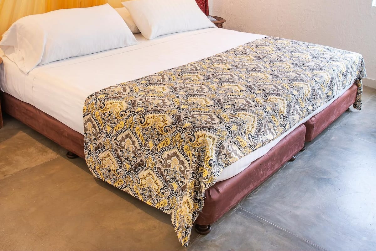 Premium bedding, in-room safe, blackout drapes, free WiFi