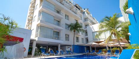 3 piscinas externas, guarda-sóis, espreguiçadeiras