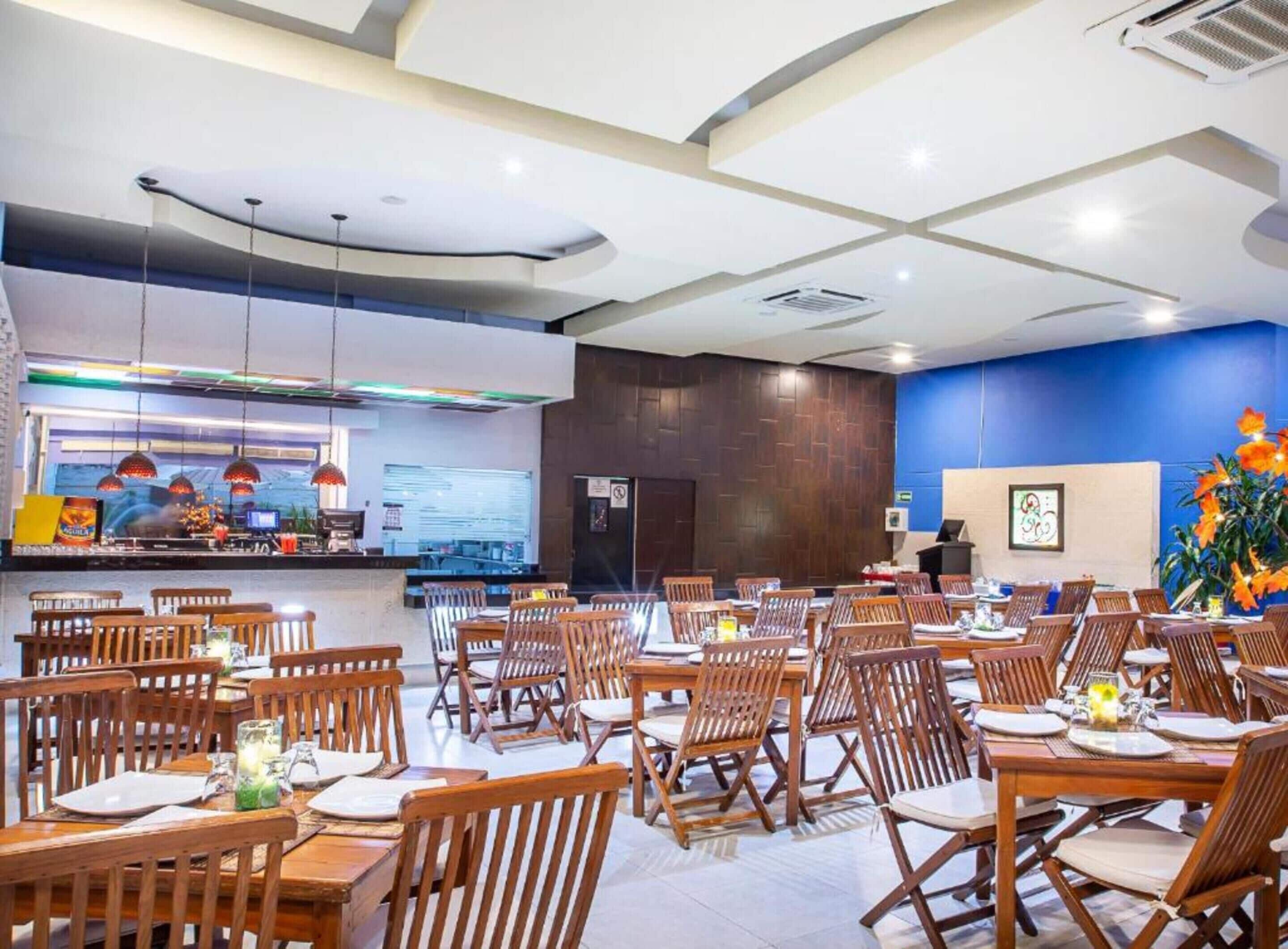 2 restaurants, breakfast, lunch, dinner served; international cuisine