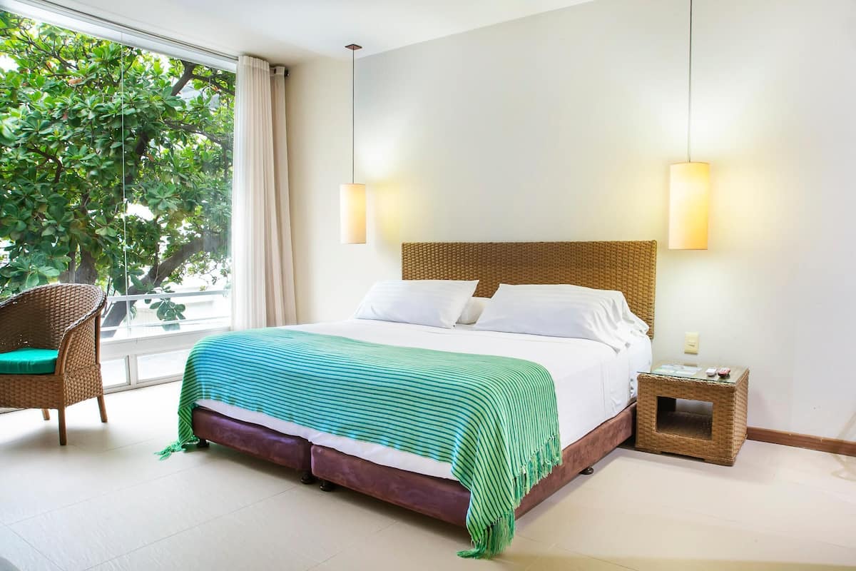 Premium bedding, in-room safe, blackout drapes, free WiFi