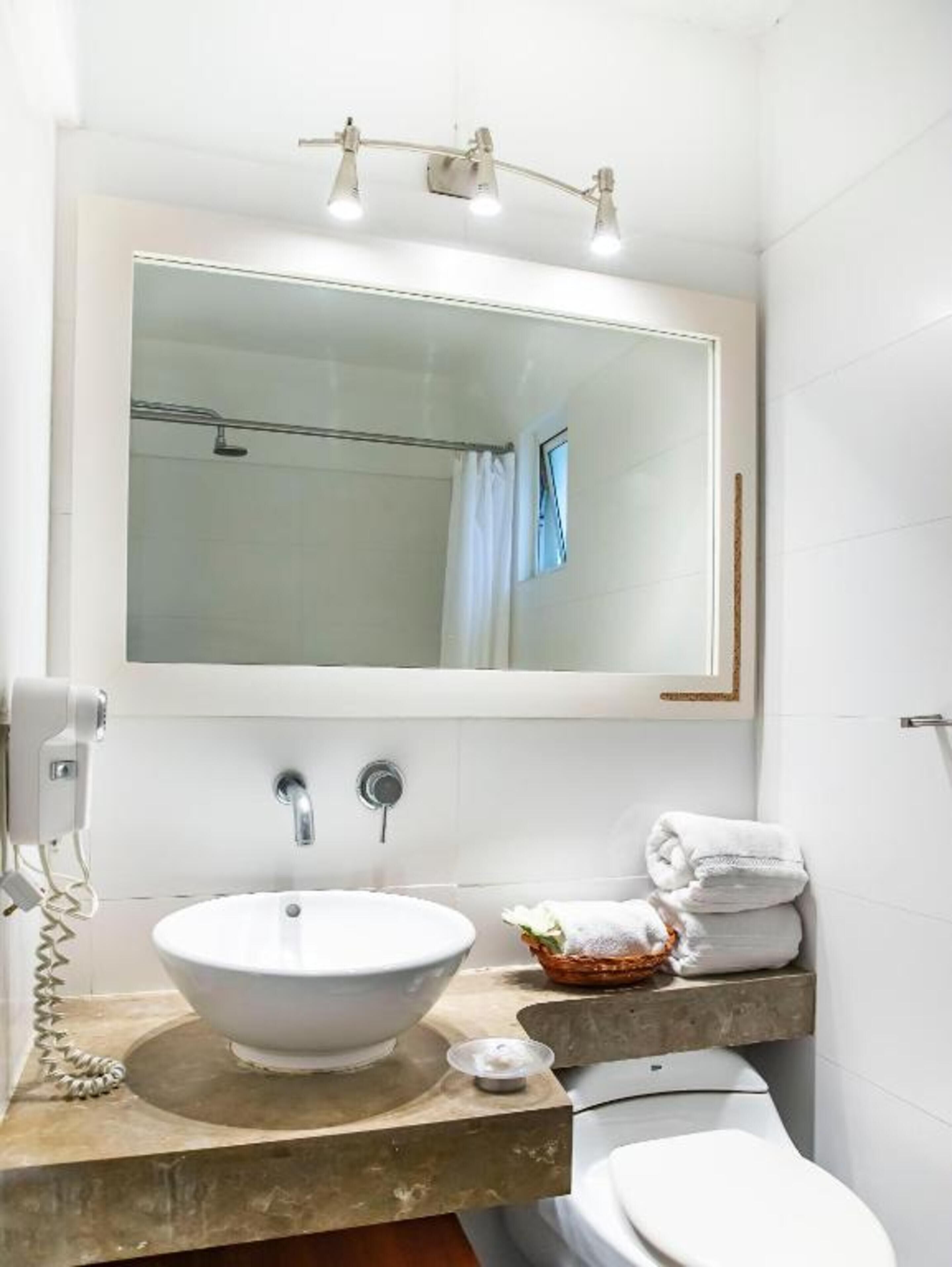 suite room | bathroom | shower, rainfall showerhead, free toiletries, towels