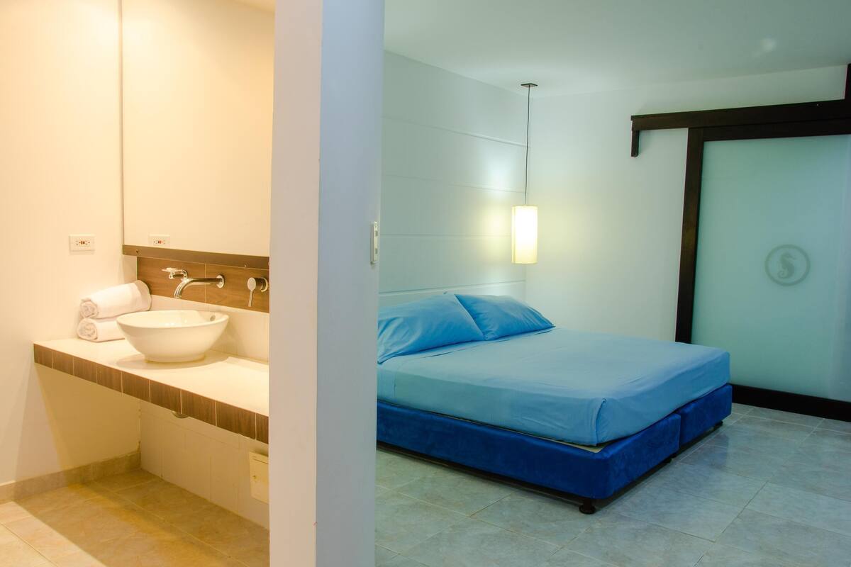 Roupas de cama premium, cofres nos quartos, cortinas blackout