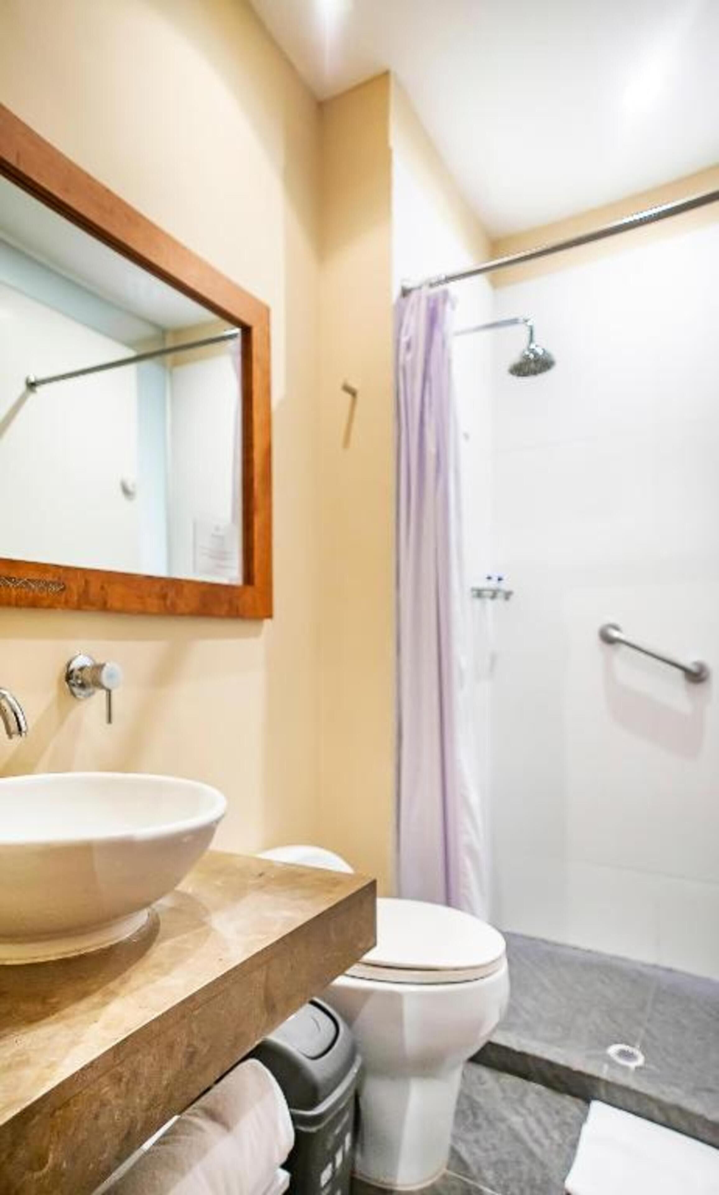 shower, rainfall showerhead, free toiletries, towels