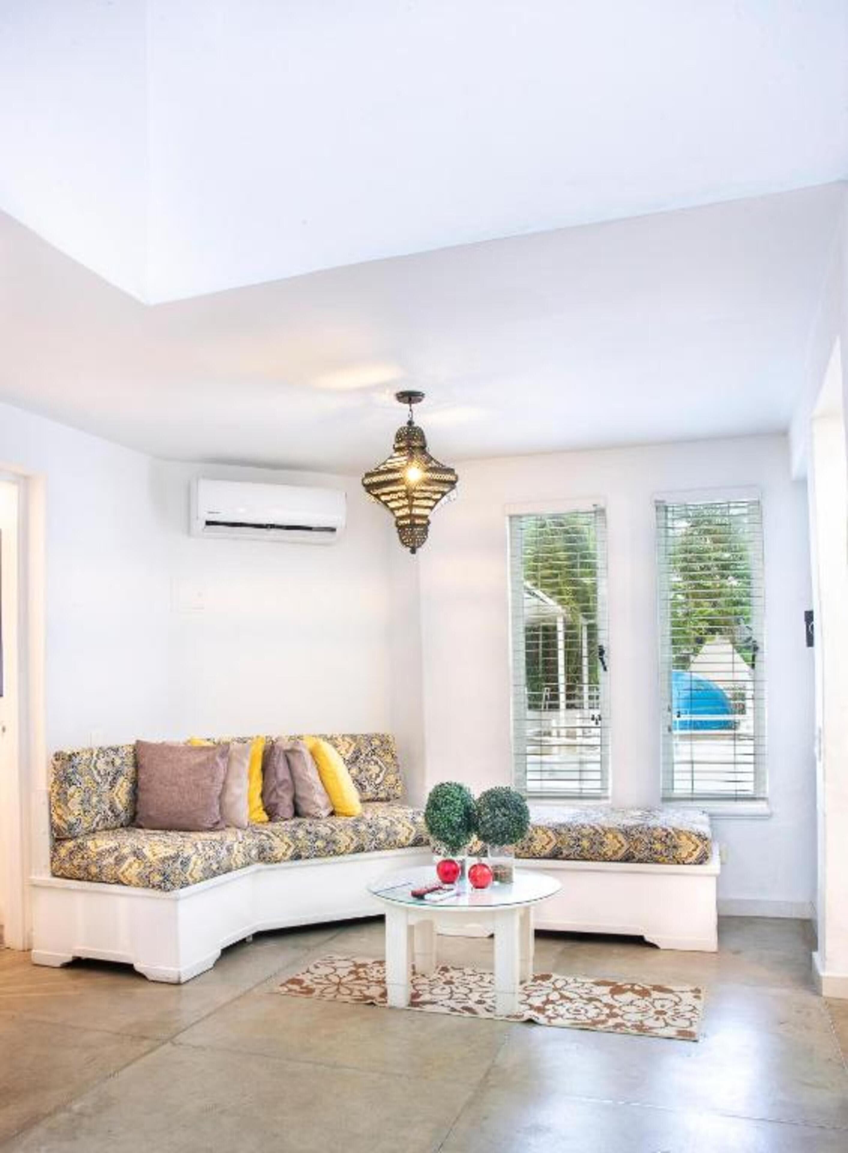 suite room | living area | 32-inch lcd tv with cable channels, tv