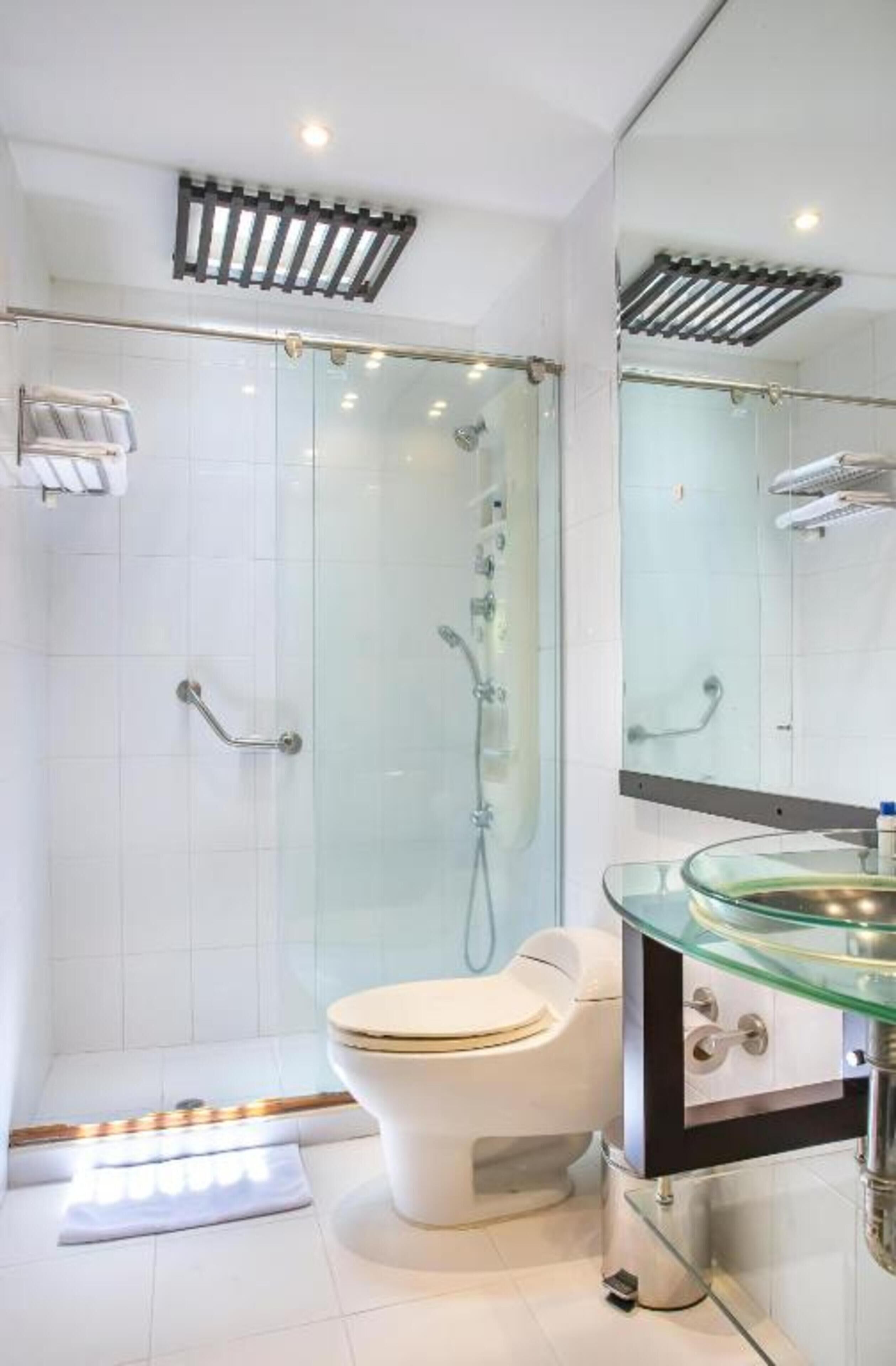 suite room | bathroom | shower, rainfall showerhead, free toiletries, towels