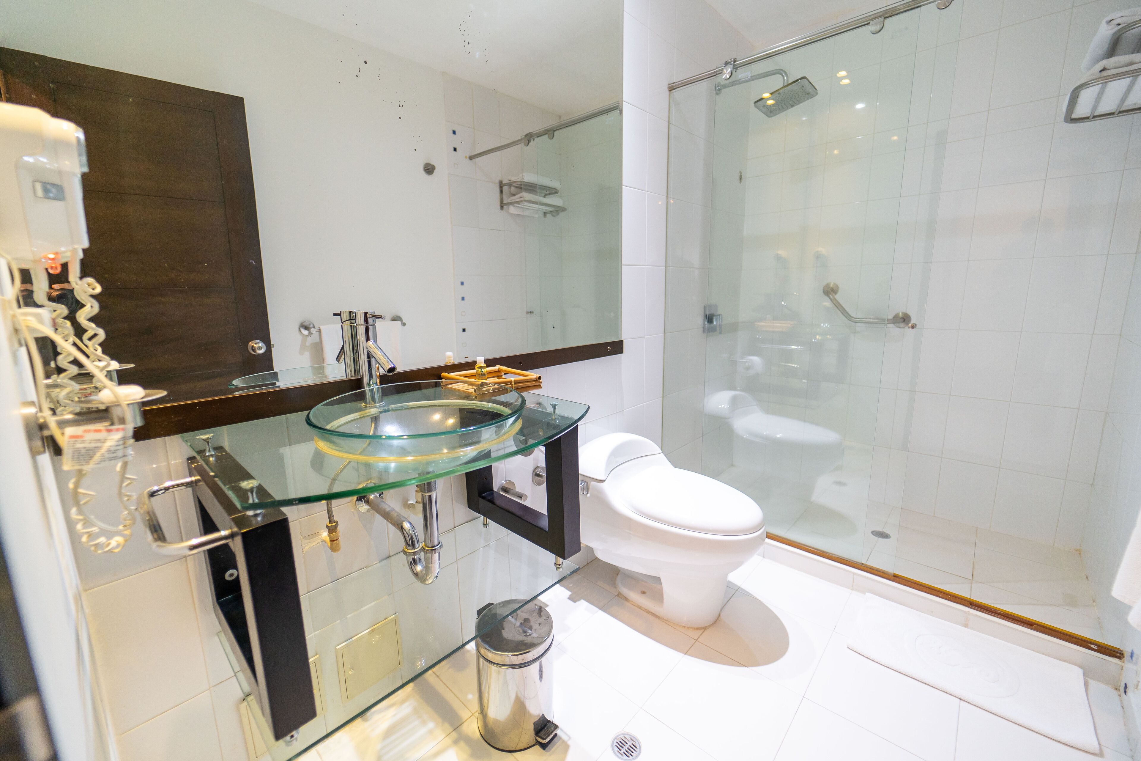 junior doble | bathroom | shower, rainfall showerhead, free toiletries, towels