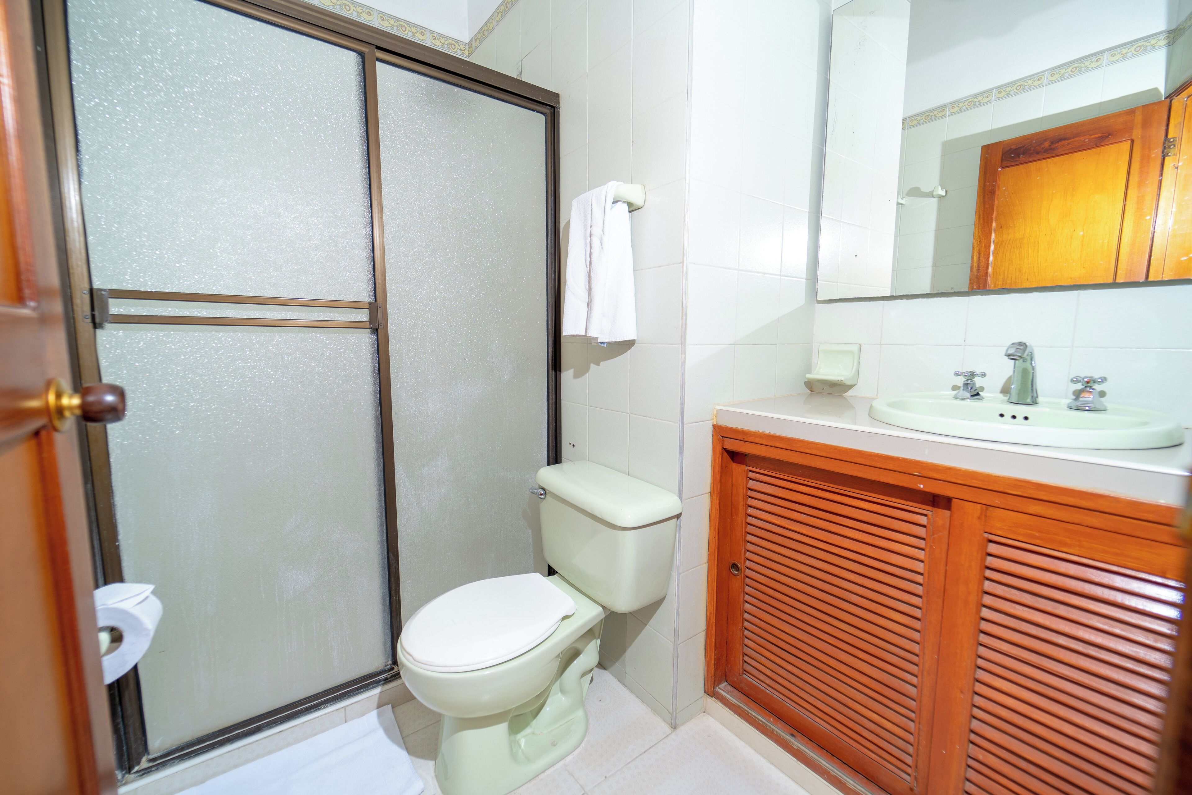 family cabin | bathroom | shower, rainfall showerhead, free toiletries, towels
