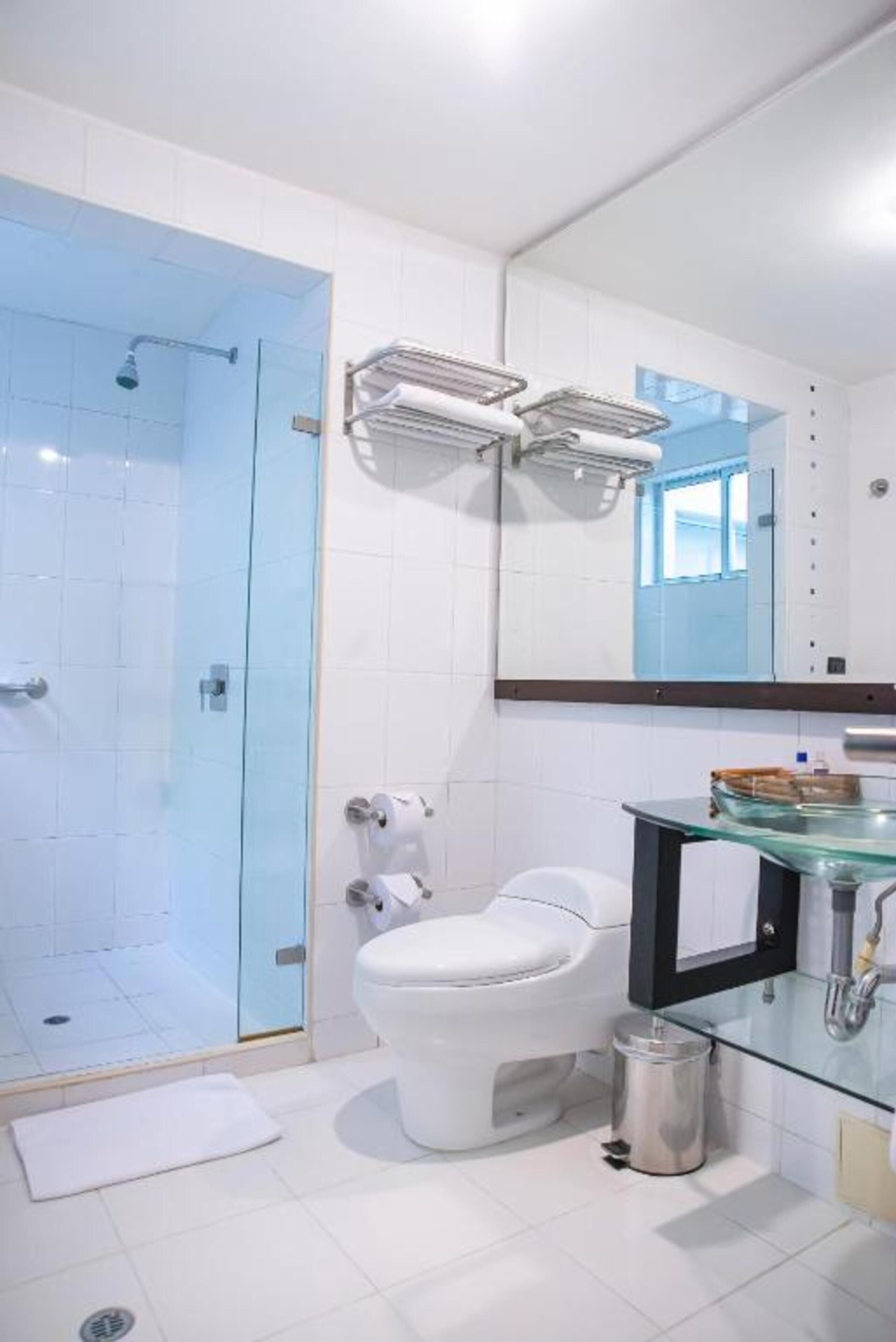 shower, rainfall showerhead, free toiletries, towels