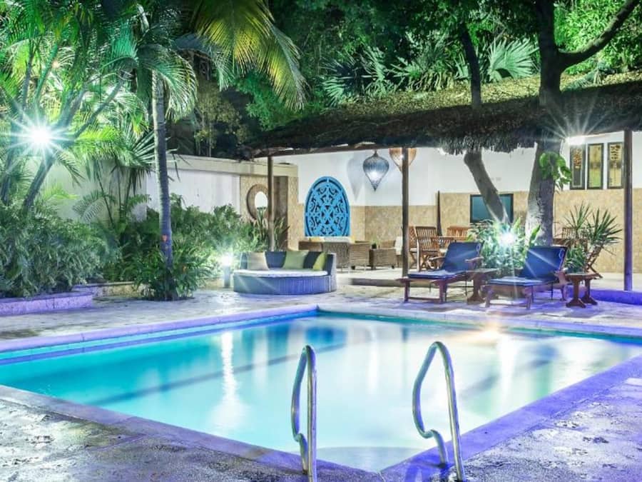 Una piscina al aire libre, tumbonas