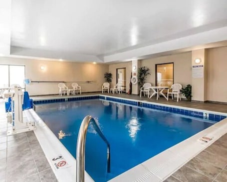Piscina coperta. Comfort Suites South Point - Huntington