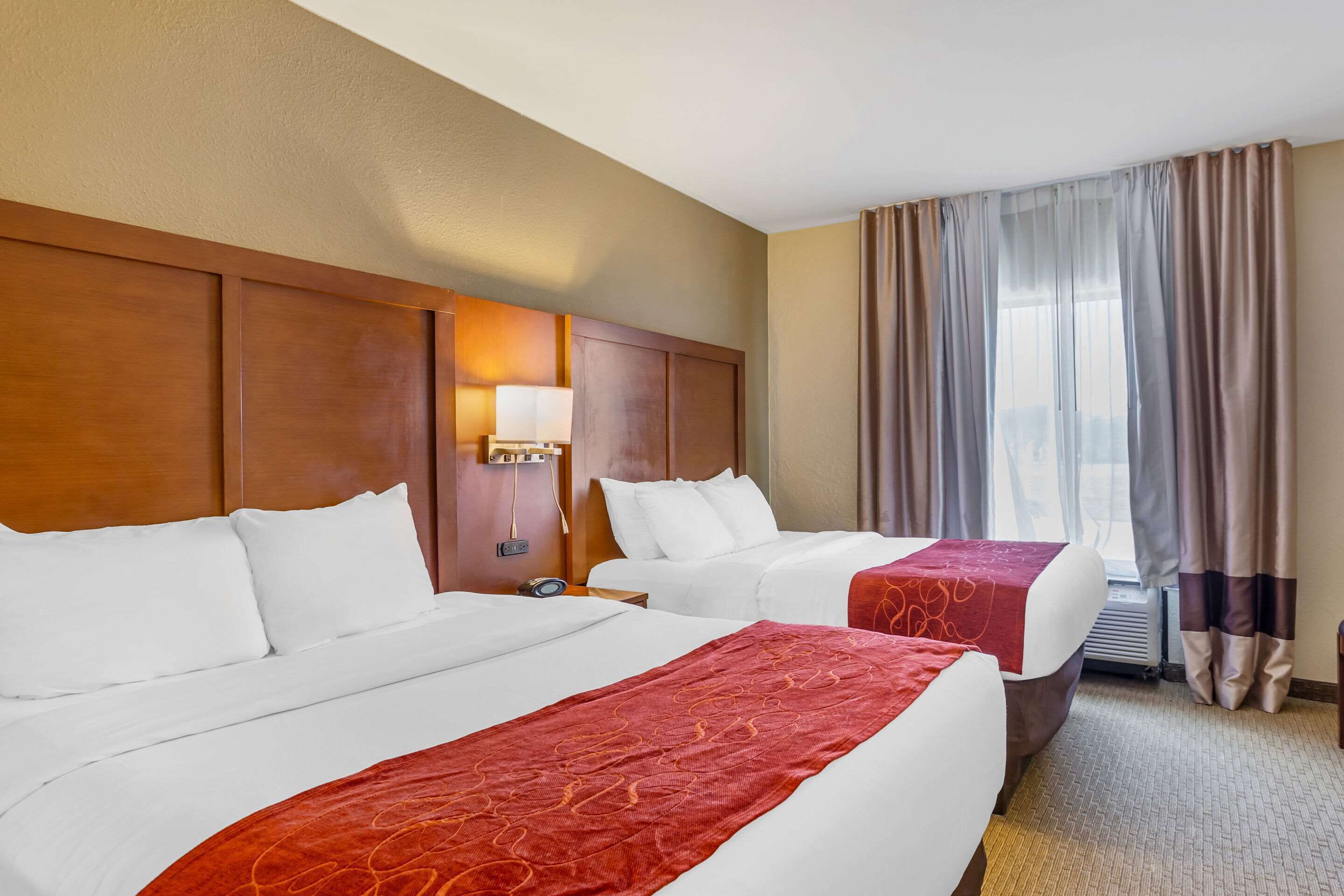 1 bedroom, premium bedding, desk, laptop workspace