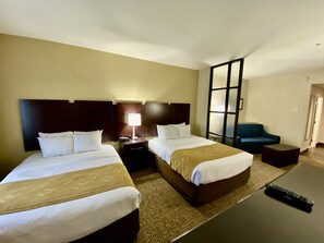 Premium bedding, desk, iron/ironing board, free cots/infant beds - Comfort Suites Byron Warner Robins (Byron)