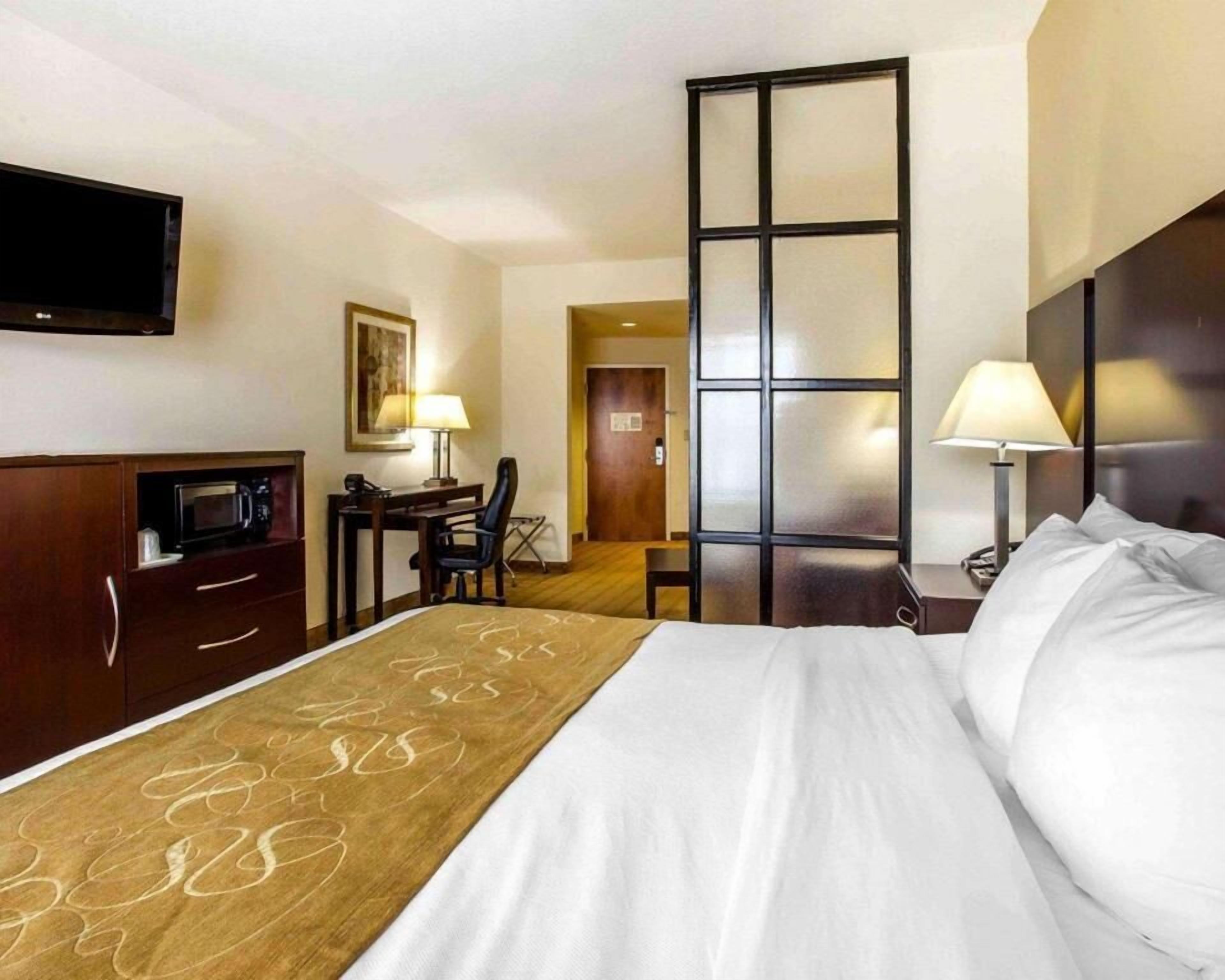 Premium bedding, desk, iron/ironing board, free cots/infant beds