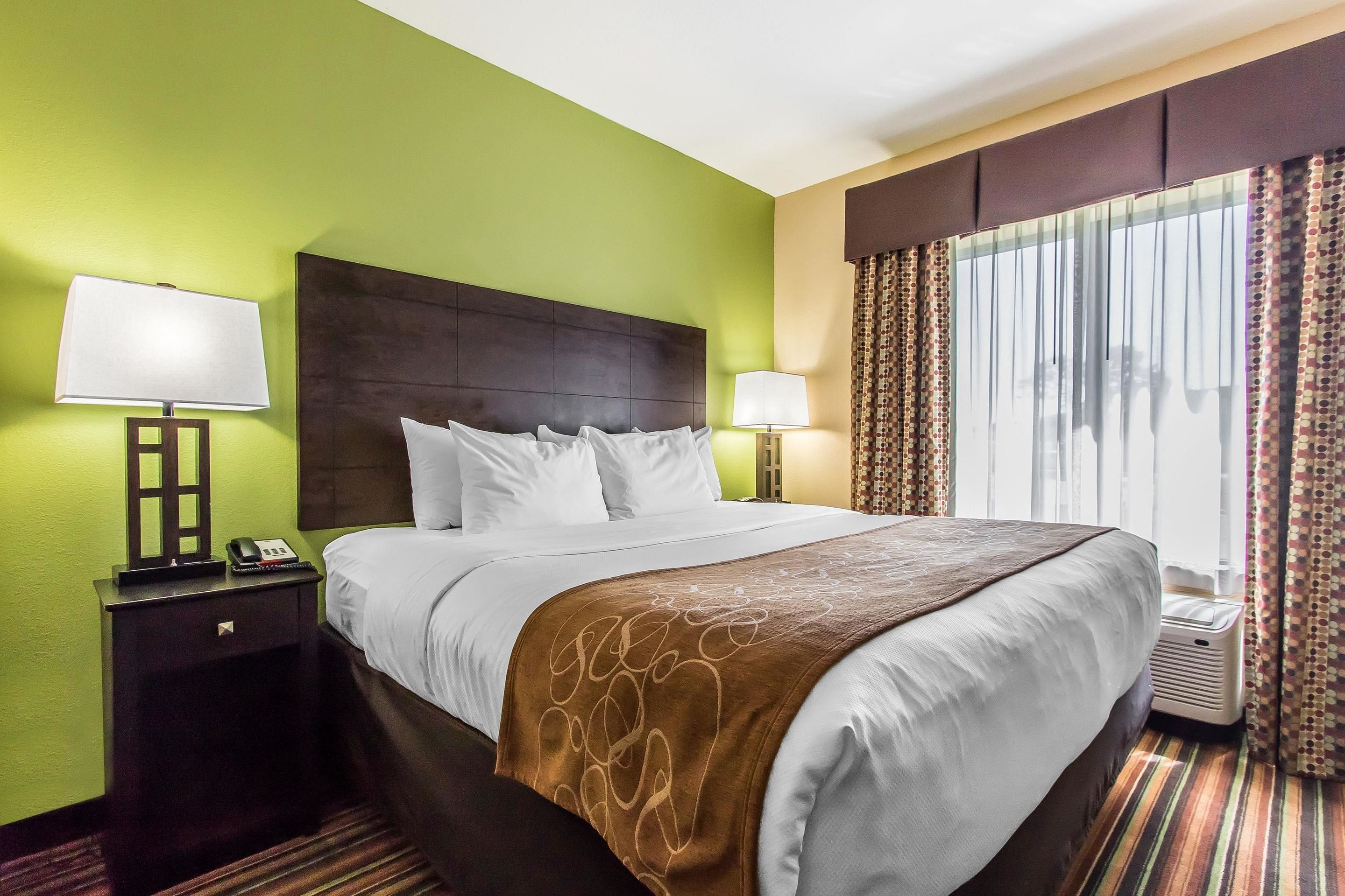 スイート キングベッド 1 台 バリアフリー 禁煙 | セーフティボックス (室内)、デスク、ノートパソコン用作業スペース、アイロン / アイロン台