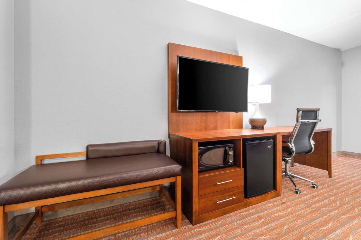 suite, 1 king bed, accessible, non smoking | in-room safe, desk, laptop workspace, iron/ironing board