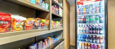 Un distributeur automatique rempli de diverses collations et boissons.