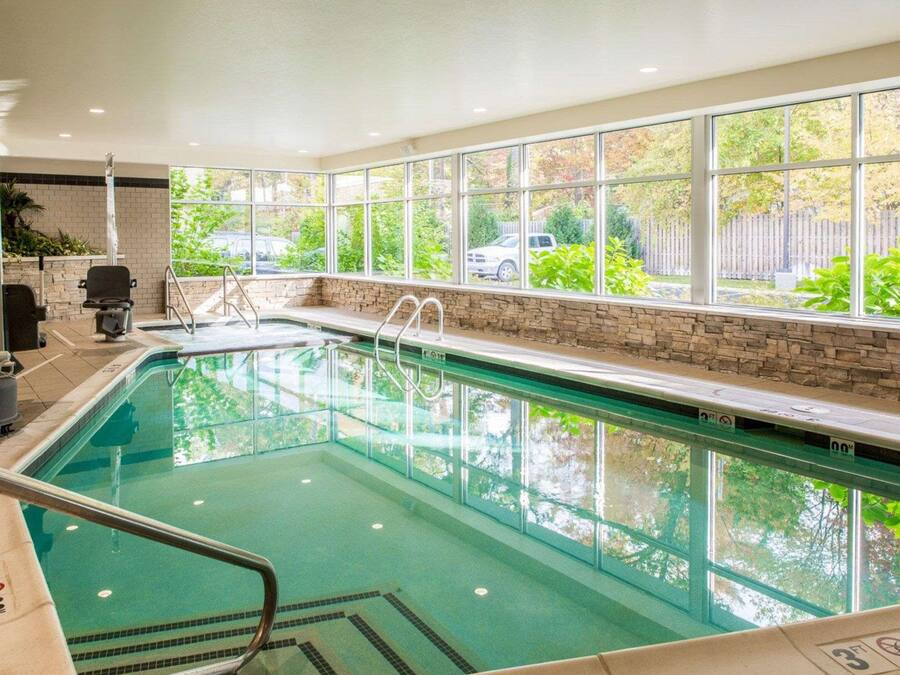 Indoor pool, sun loungers
