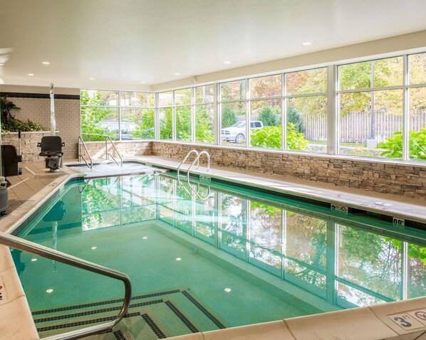Piscine couverte, chaises longues