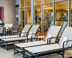 Una piscina techada, sillones reclinables de piscina