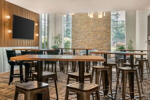 供应早餐、午餐和晚餐